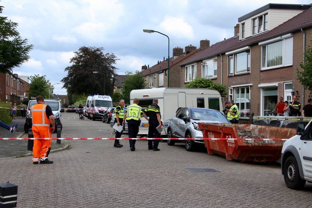 Auto rijdt in op caravan en beschadigd meerdere auto's
