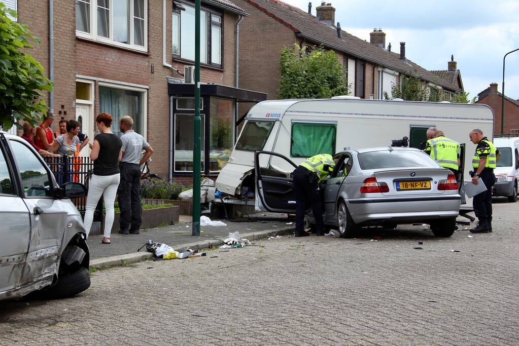 Auto rijdt in op caravan en beschadigd meerdere auto's