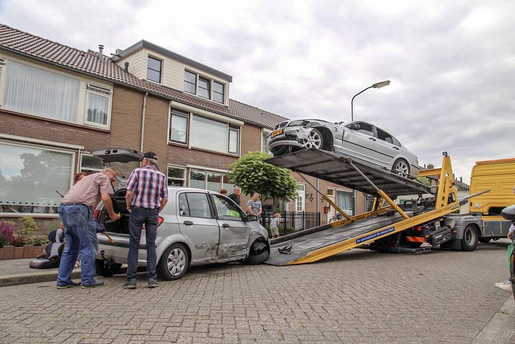 Auto rijdt in op caravan en beschadigd meerdere auto's