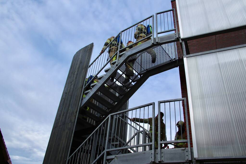 Bewoner gered door pan op het vuur