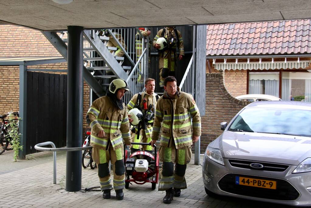 Bewoner gered door pan op het vuur