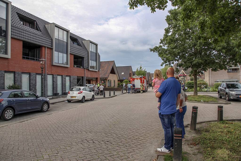 Bewoner gered door pan op het vuur