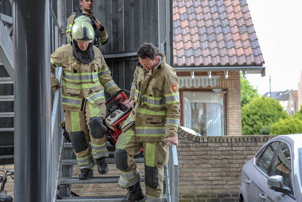 Bewoner gered door pan op het vuur