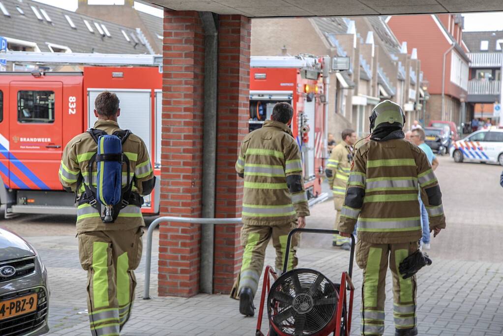 Bewoner gered door pan op het vuur