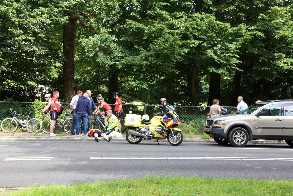 Wielrenner botst achterop voorganger en valt