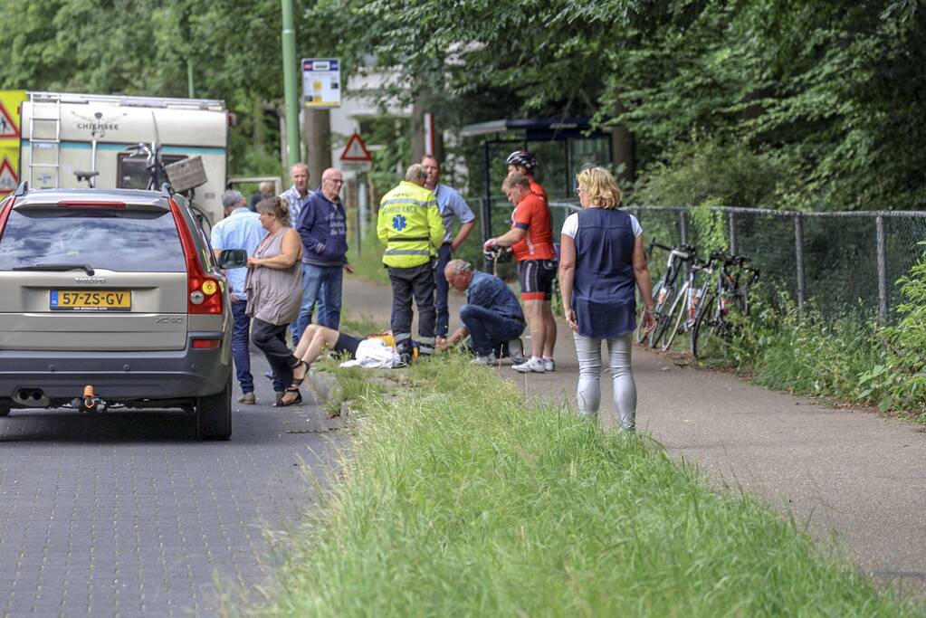 Wielrenner botst achterop voorganger en valt