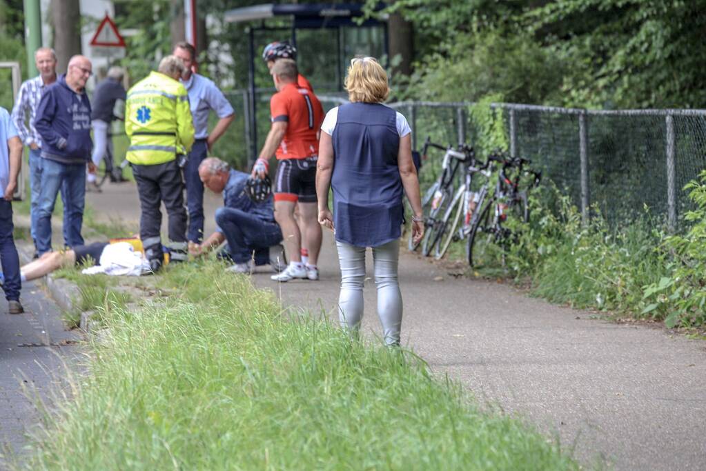 Wielrenner botst achterop voorganger en valt