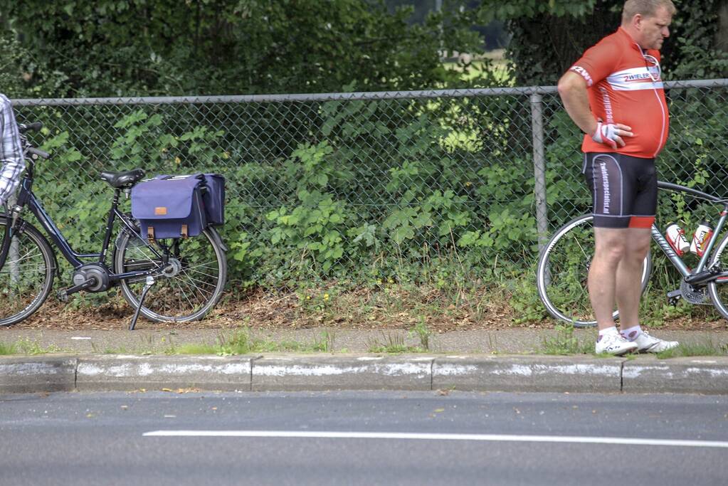 Wielrenner botst achterop voorganger en valt