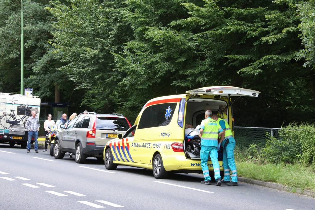 Wielrenner botst achterop voorganger en valt