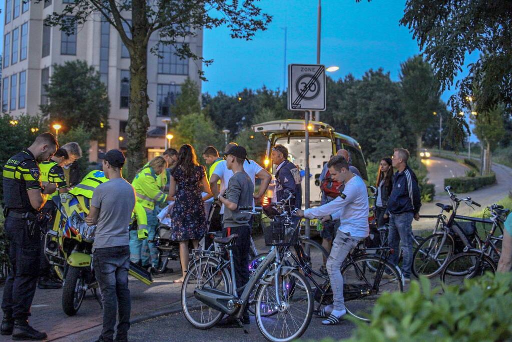 Twee fietsers botsen op elkaar