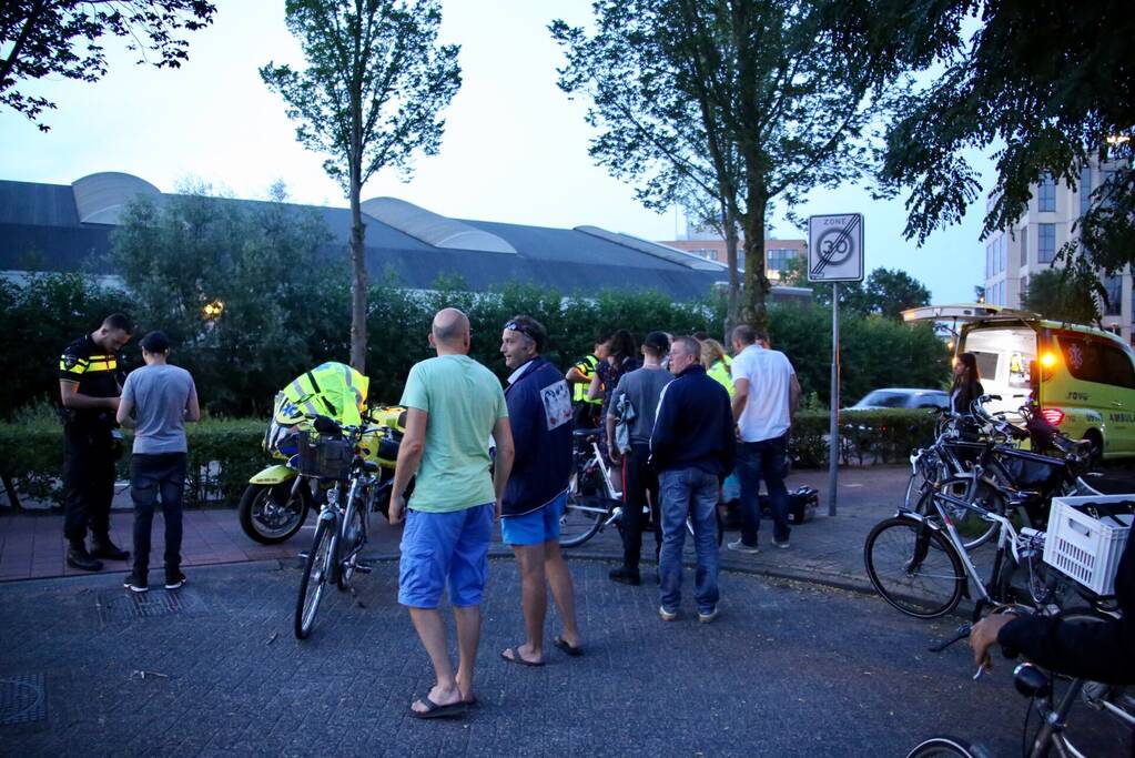 Twee fietsers botsen op elkaar