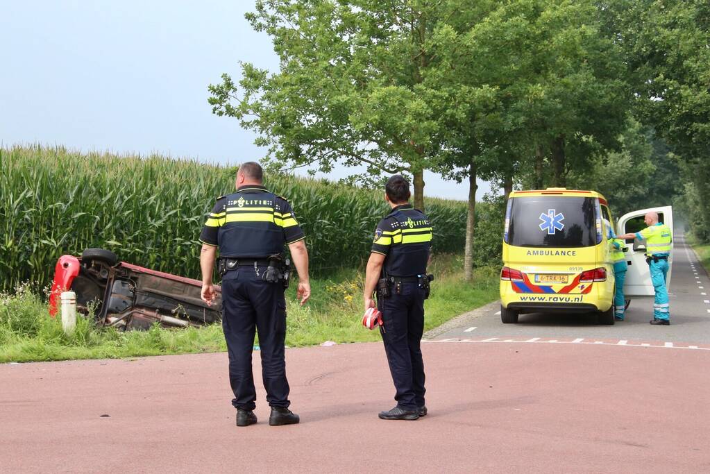 Bestelbus en auto botsen op kruising
