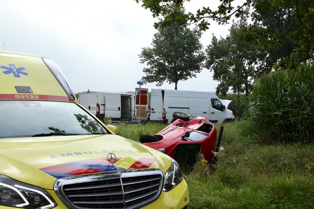 Bestelbus en auto botsen op kruising