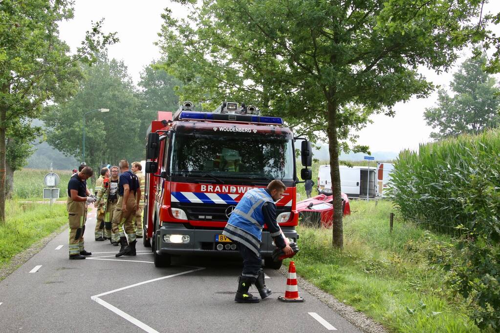 Bestelbus en auto botsen op kruising