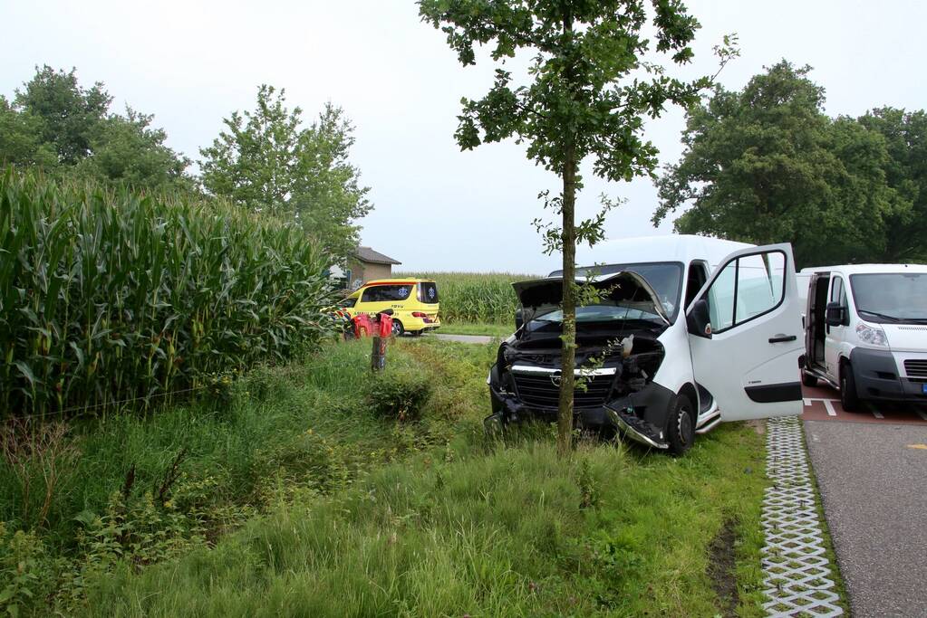 Bestelbus en auto botsen op kruising