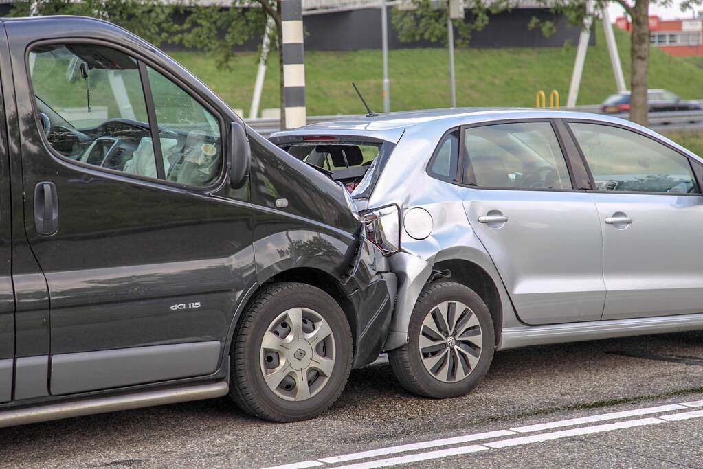 Flinke crash bij kop-staartbotsing