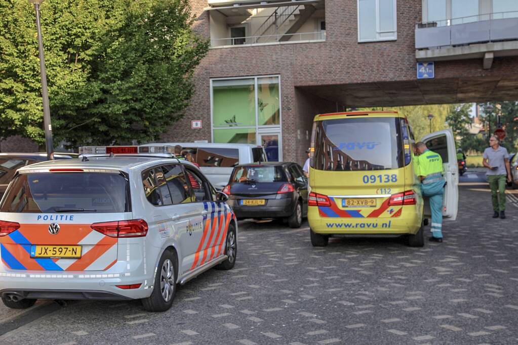 Auto botst op geparkeerde bestelbus