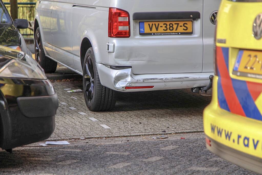 Auto botst op geparkeerde bestelbus