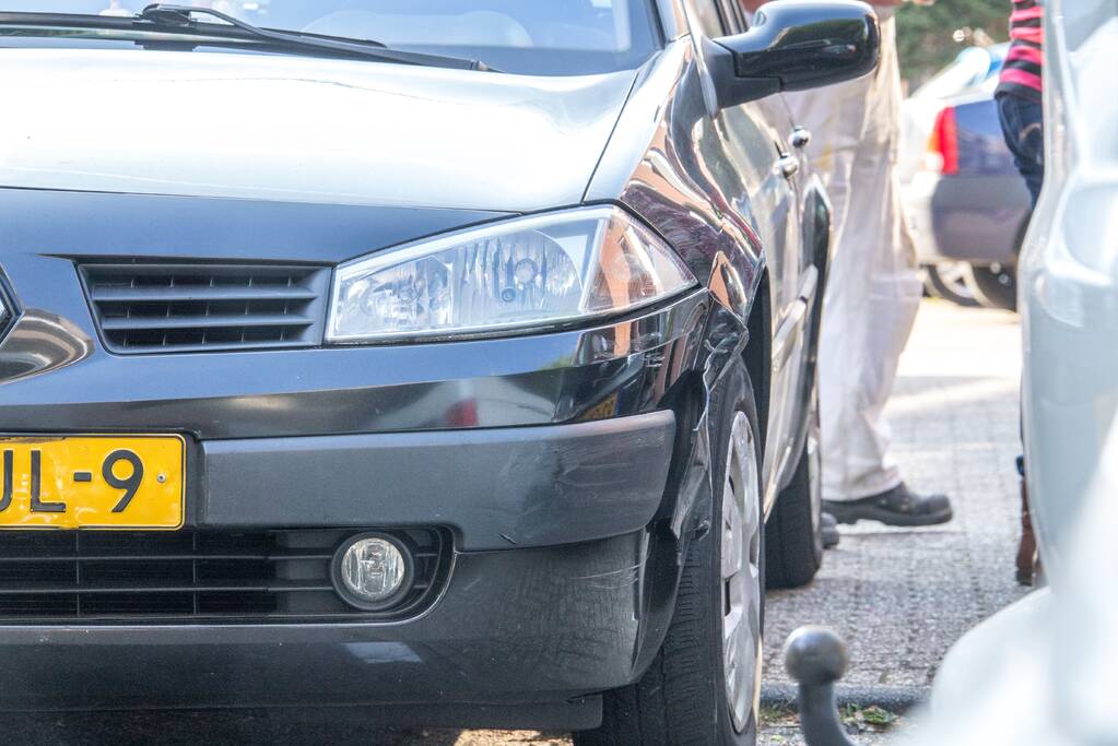 Auto botst op geparkeerde bestelbus