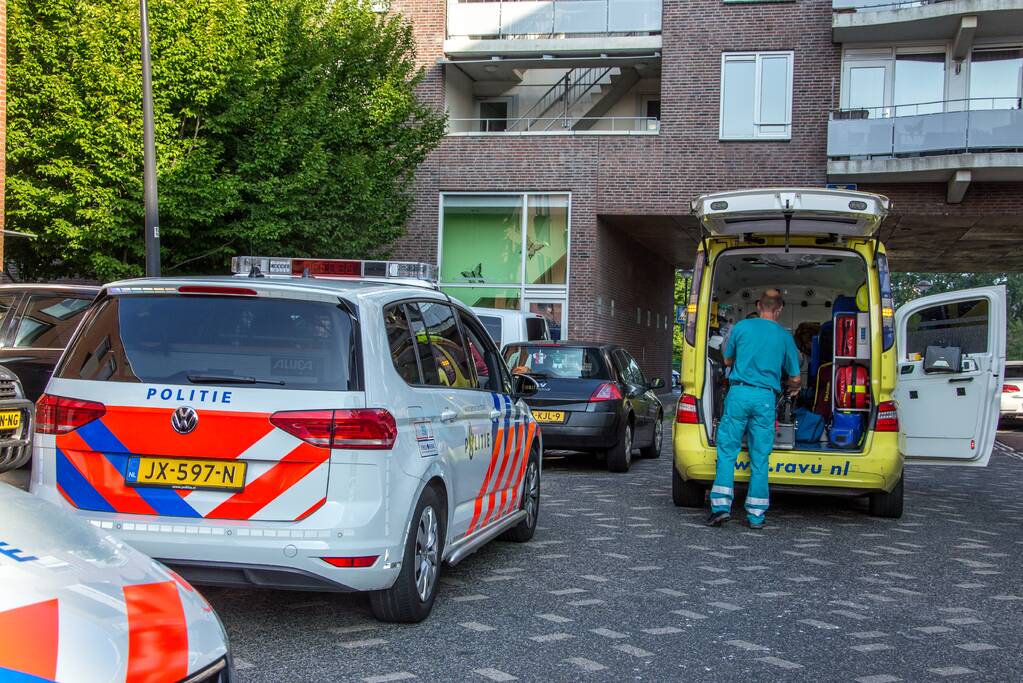 Auto botst op geparkeerde bestelbus