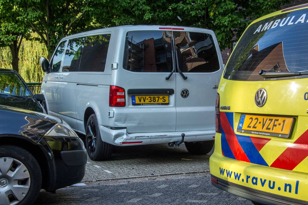 Auto botst op geparkeerde bestelbus