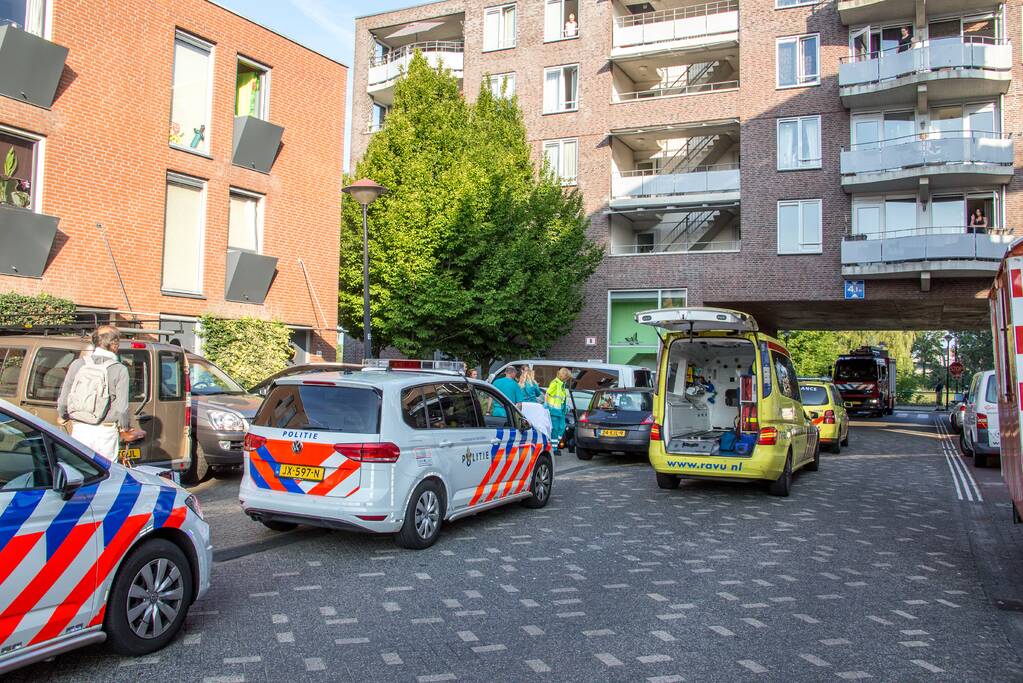 Auto botst op geparkeerde bestelbus