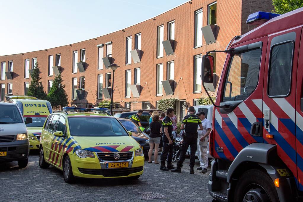 Auto botst op geparkeerde bestelbus