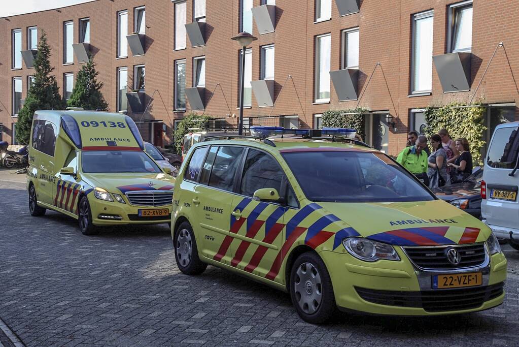 Auto botst op geparkeerde bestelbus