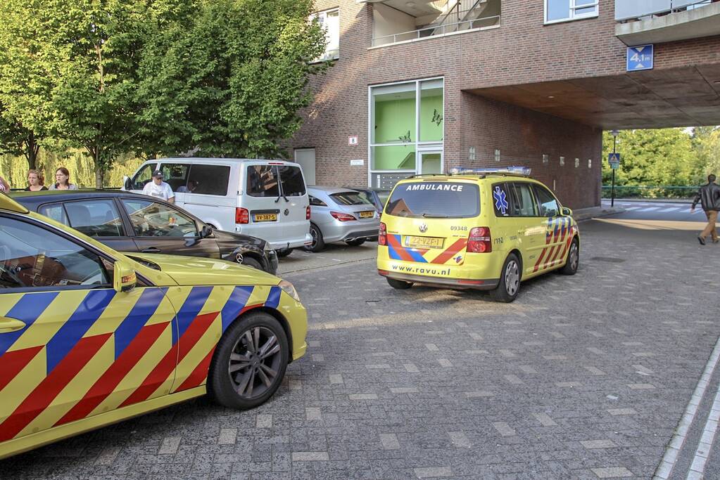 Auto botst op geparkeerde bestelbus