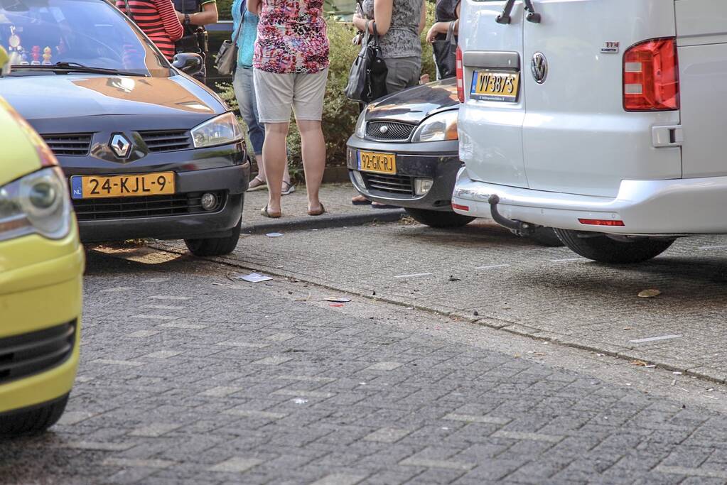Auto botst op geparkeerde bestelbus