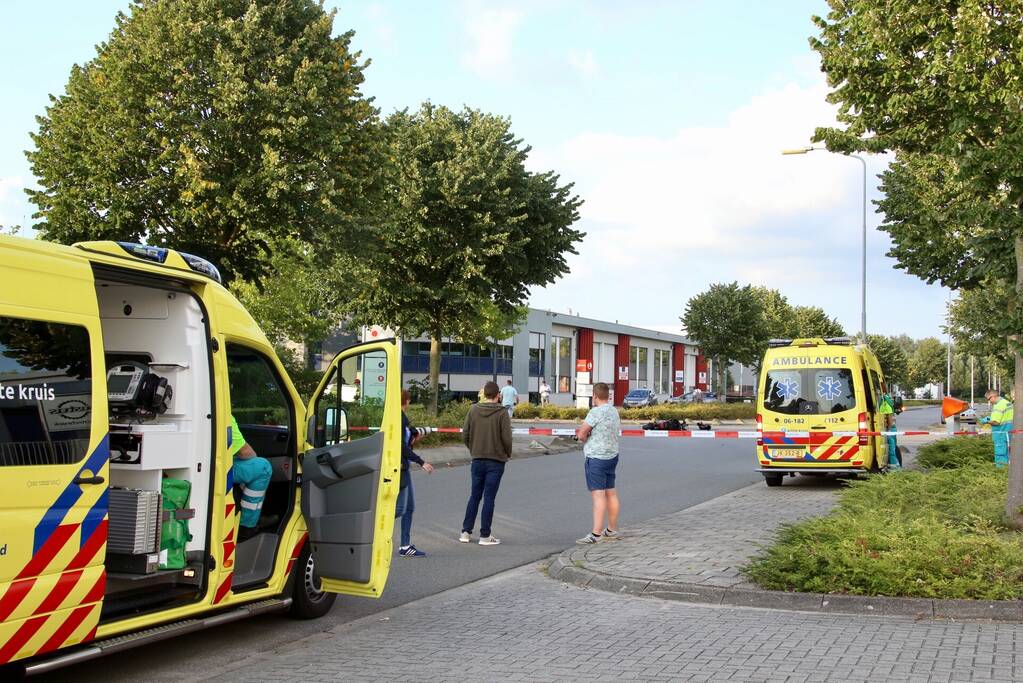 Bestelbus op de kop door aanrijding motor