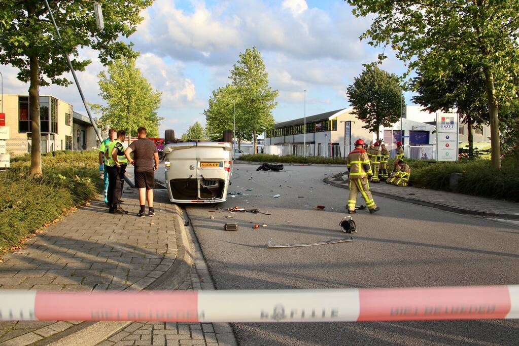 Bestelbus op de kop door aanrijding motor