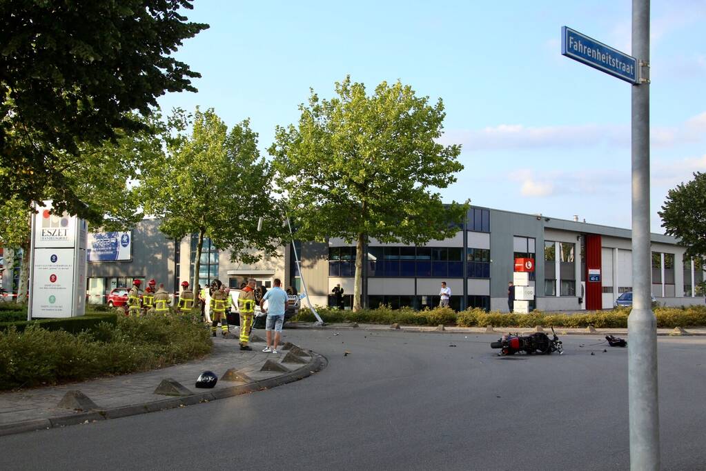 Bestelbus op de kop door aanrijding motor