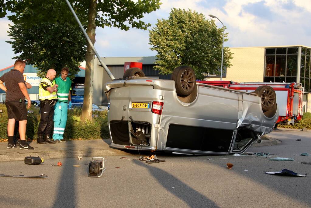 Bestelbus op de kop door aanrijding motor