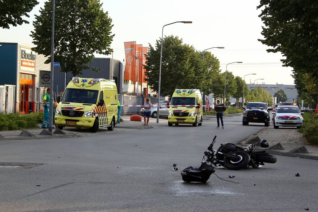 Bestelbus op de kop door aanrijding motor