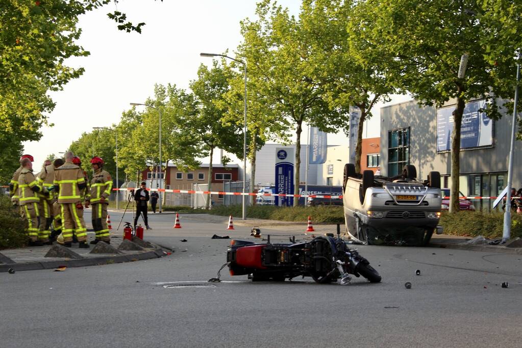 Bestelbus op de kop door aanrijding motor