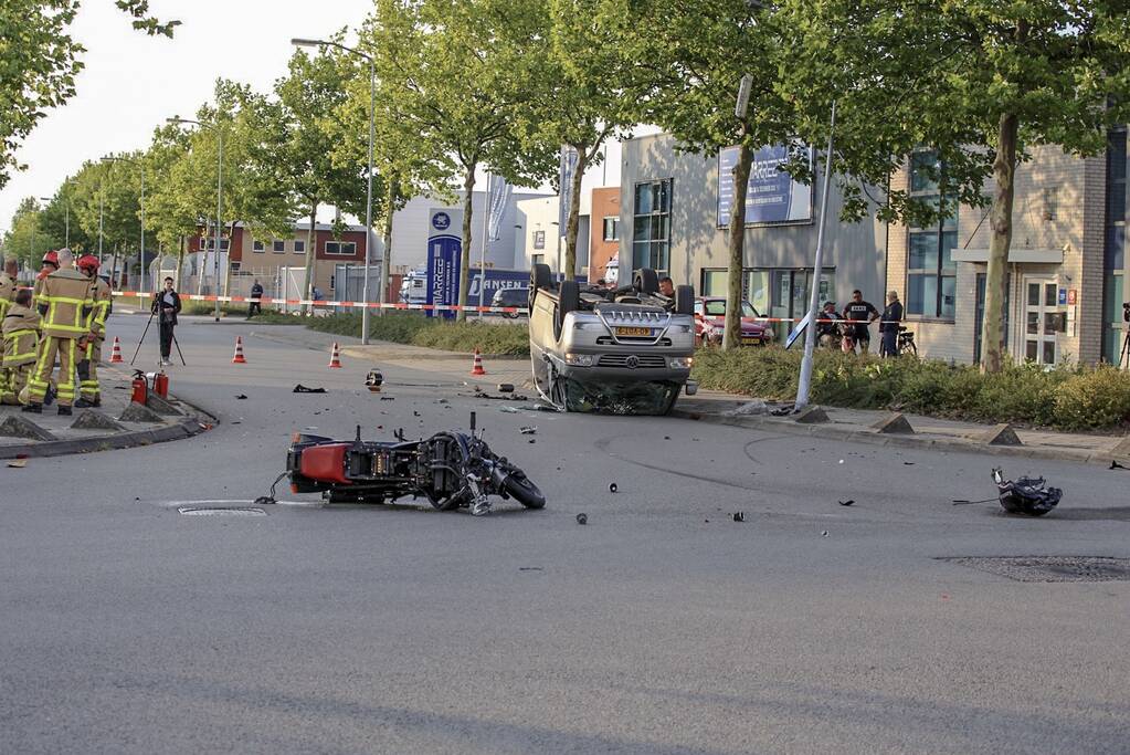 Bestelbus op de kop door aanrijding motor