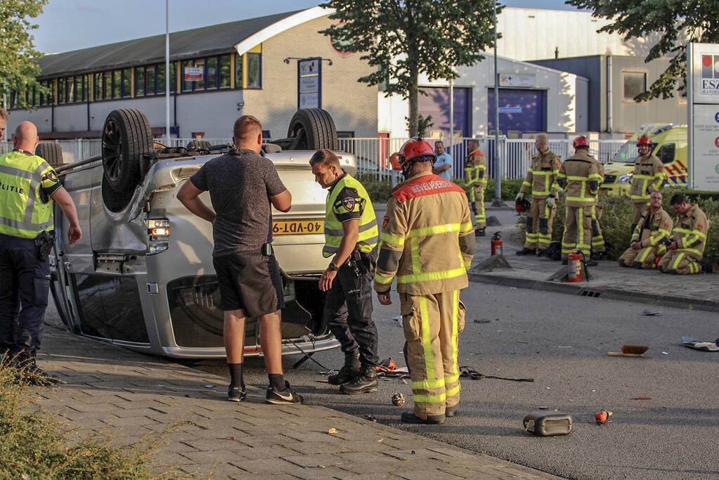 Bestelbus op de kop door aanrijding motor