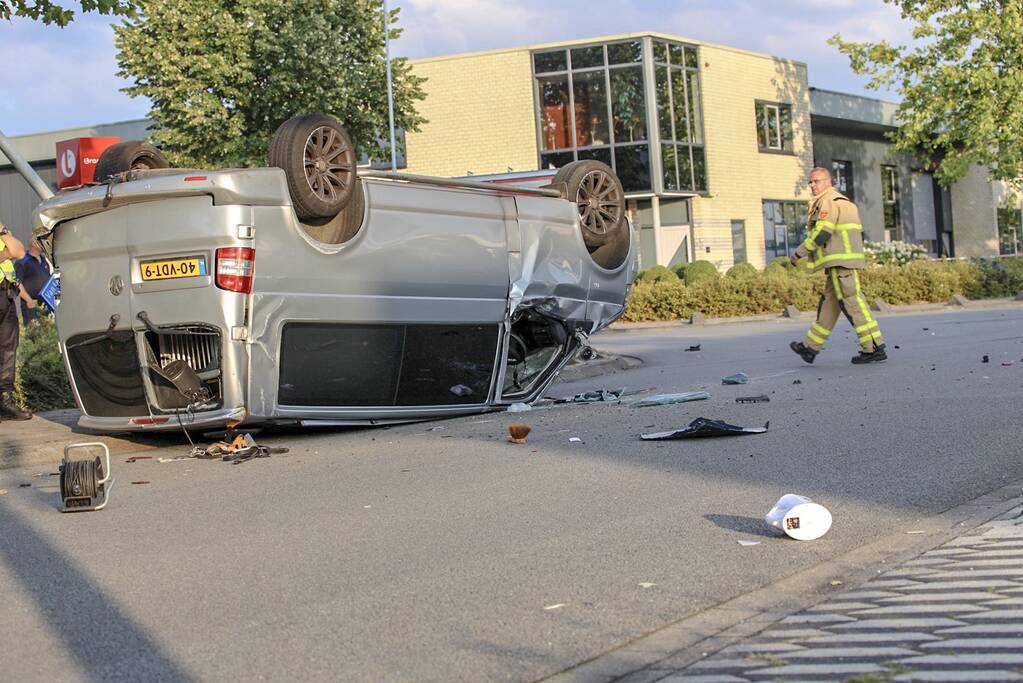 Bestelbus op de kop door aanrijding motor
