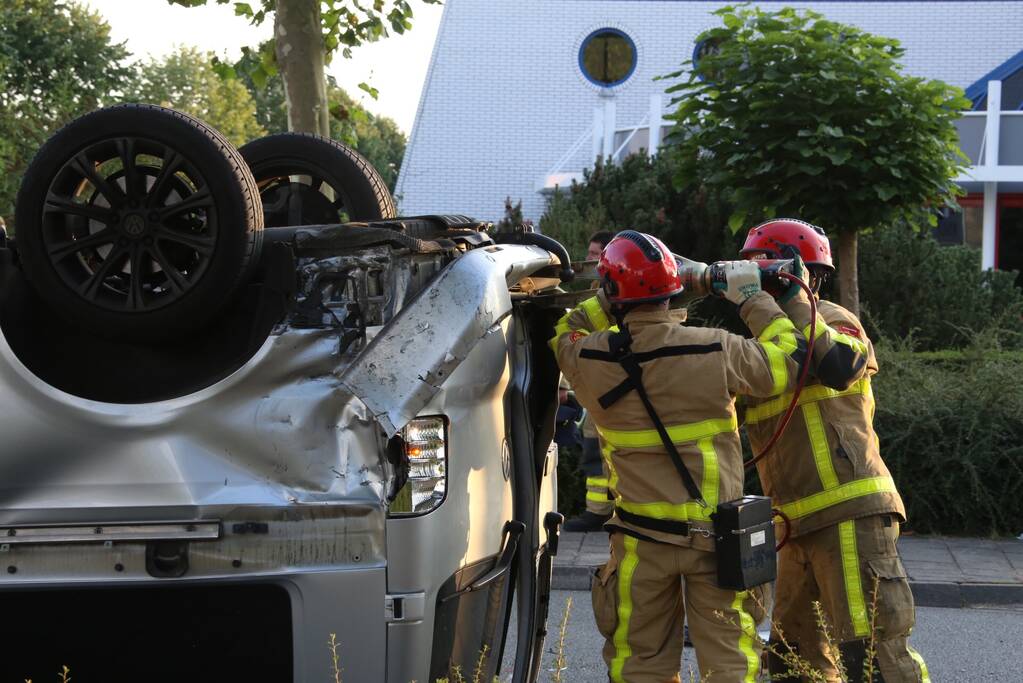 Bestelbus op de kop door aanrijding motor