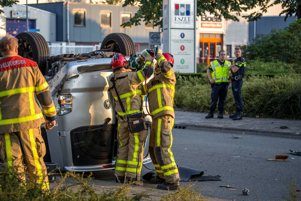 Bestelbus op de kop door aanrijding motor