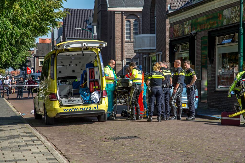 E-bikester ernstig gewond na knal tegen autoportier