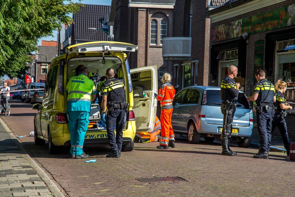 E-bikester ernstig gewond na knal tegen autoportier