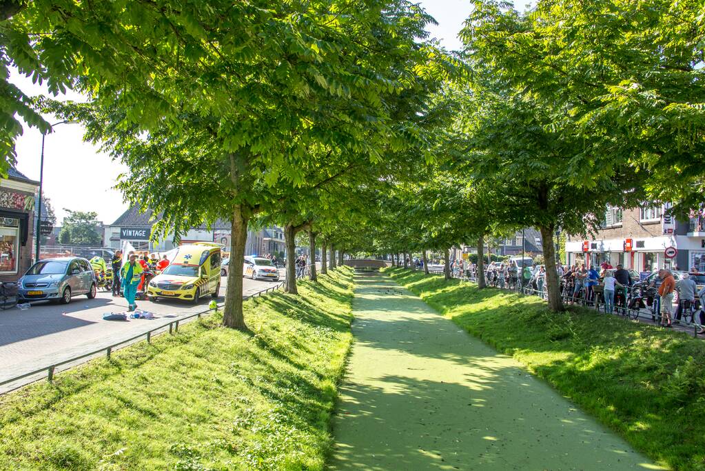 E-bikester ernstig gewond na knal tegen autoportier