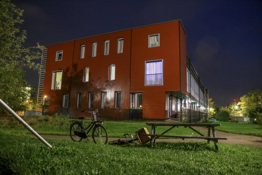 Grote zoekactie naar jongens op dak woonblok