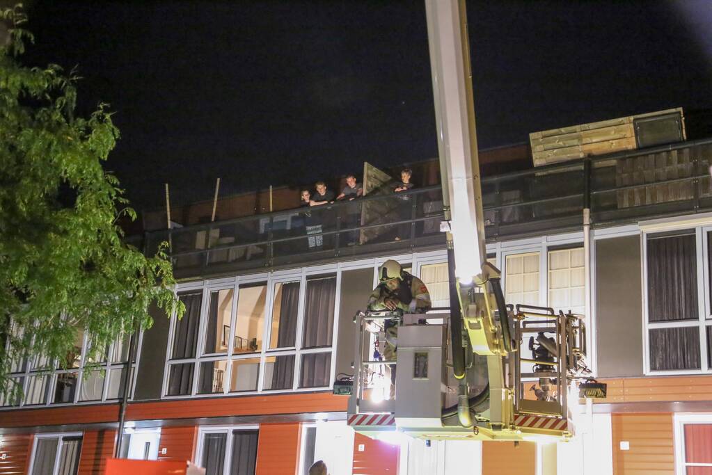 Grote zoekactie naar jongens op dak woonblok