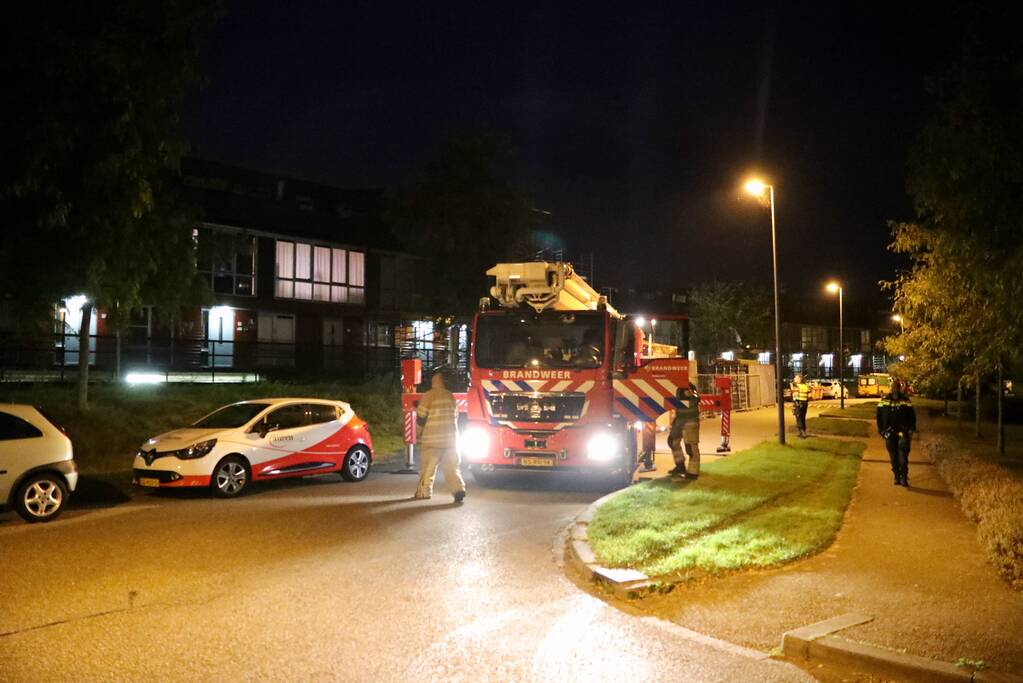 Grote zoekactie naar jongens op dak woonblok