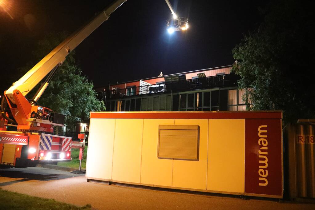 Grote zoekactie naar jongens op dak woonblok