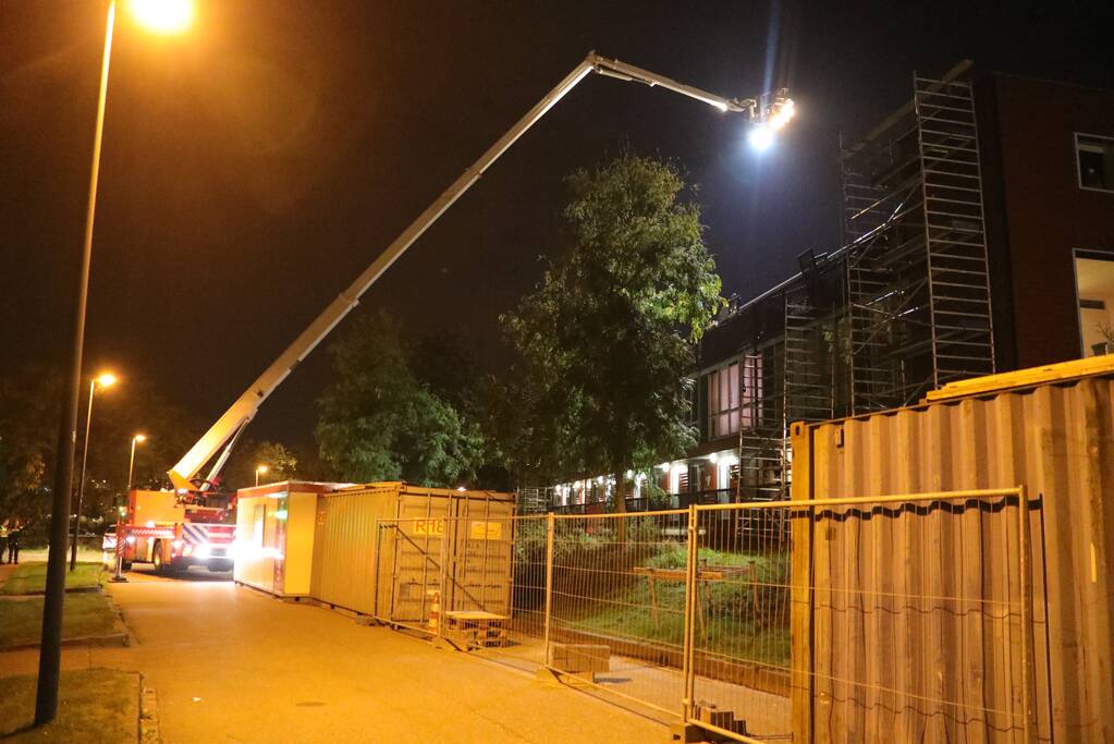 Grote zoekactie naar jongens op dak woonblok