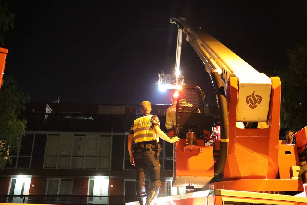 Grote zoekactie naar jongens op dak woonblok